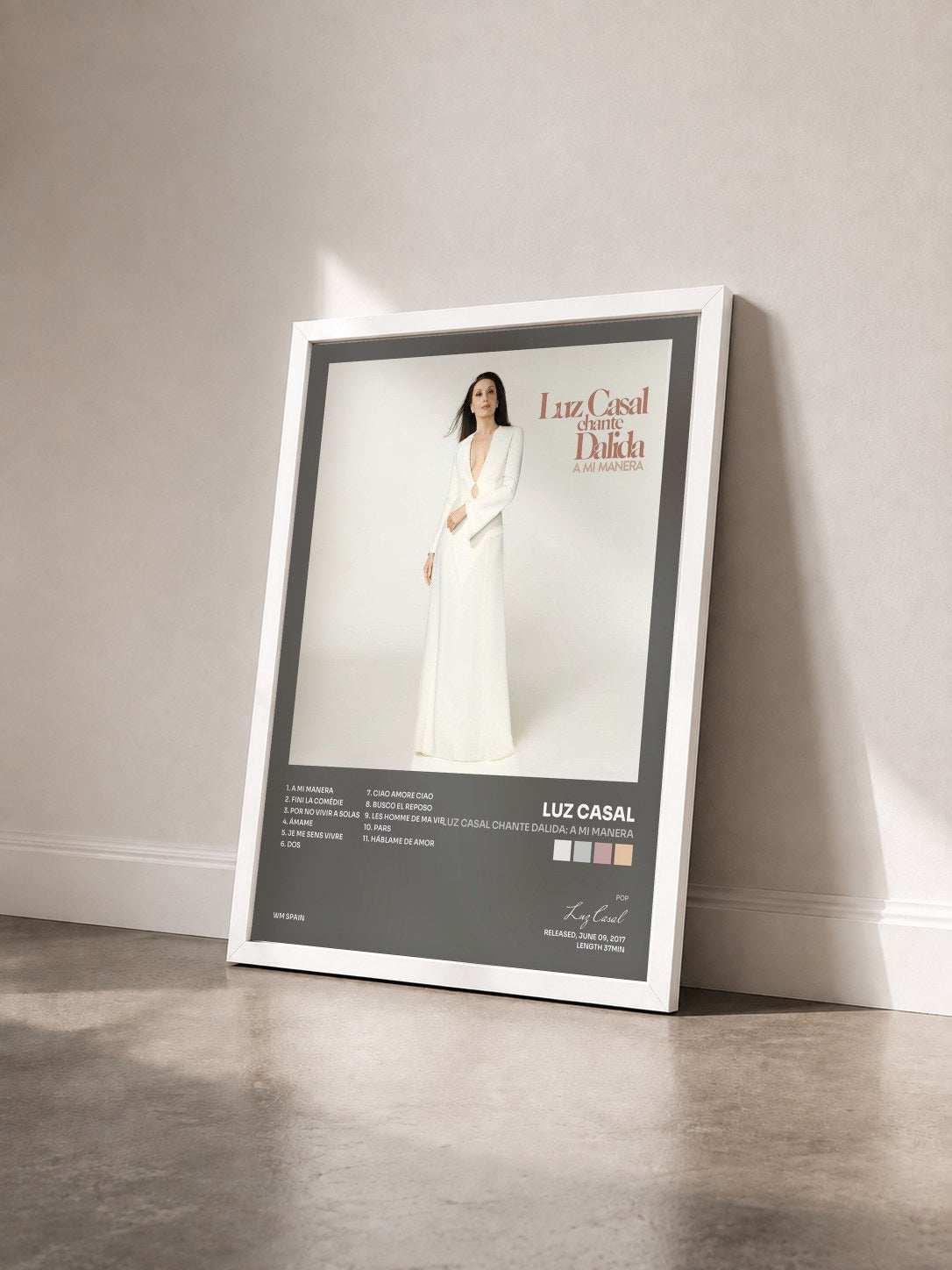 #blanc Tableau de l'album Luz Casal chante Dalida: A mi manera de Luz Casal vu de trois quarts, cadre blanc