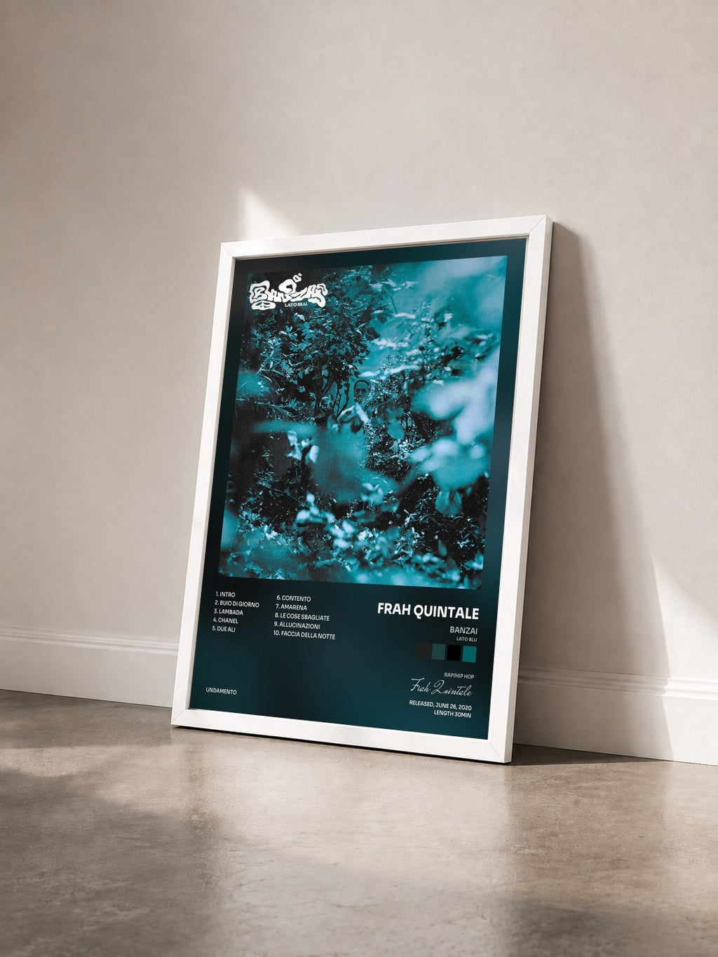 #blanc Tableau de l'album Banzai (Lato blu) de Frah Quintale vu de trois quarts, cadre blanc
