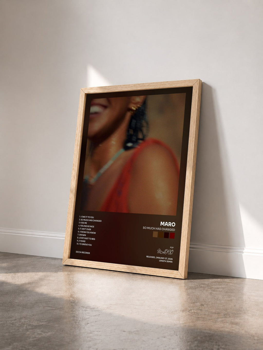 #bois Tableau de l'album SO MUCH HAS CHANGED de MARO vu de trois quarts, cadre en bois brut