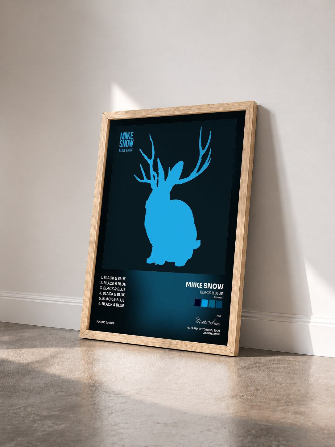 #bois Tableau de l'album Black & Blue (Remixes) de Miike Snow vu de trois quarts, cadre en bois brut