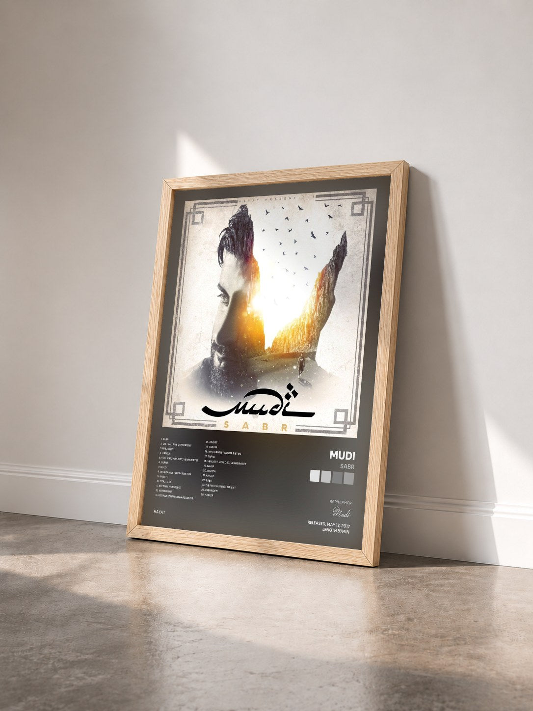 #bois Tableau de l'album Sabr de Mudi vu de trois quarts, cadre en bois brut