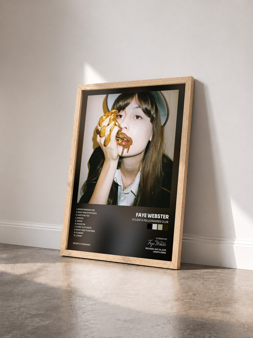 #bois Tableau de l'album Atlanta Millionaires Club de Faye Webster vu de trois quarts, cadre en bois brut