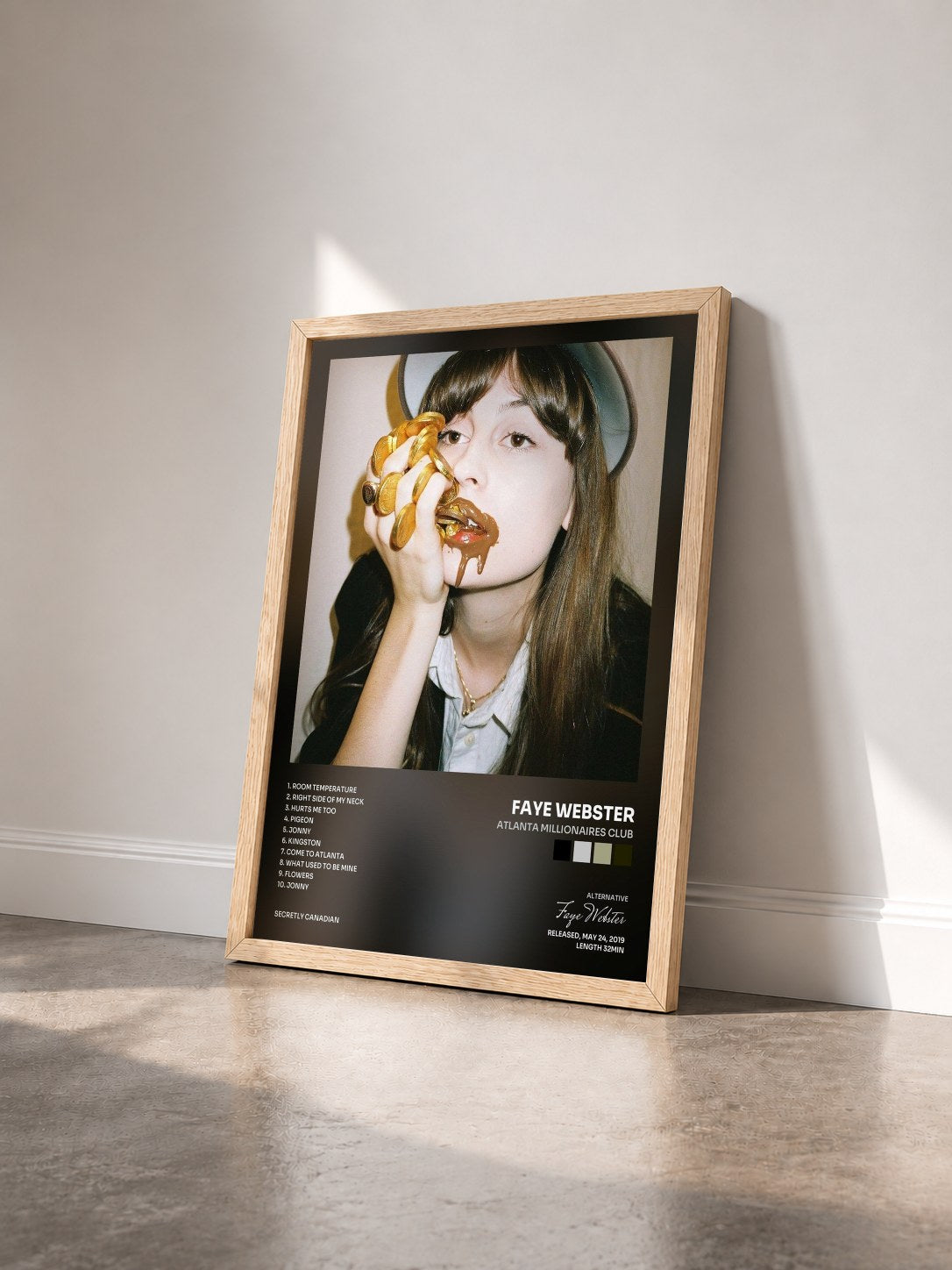 #bois Tableau de l'album Atlanta Millionaires Club de Faye Webster vu de trois quarts, cadre en bois brut