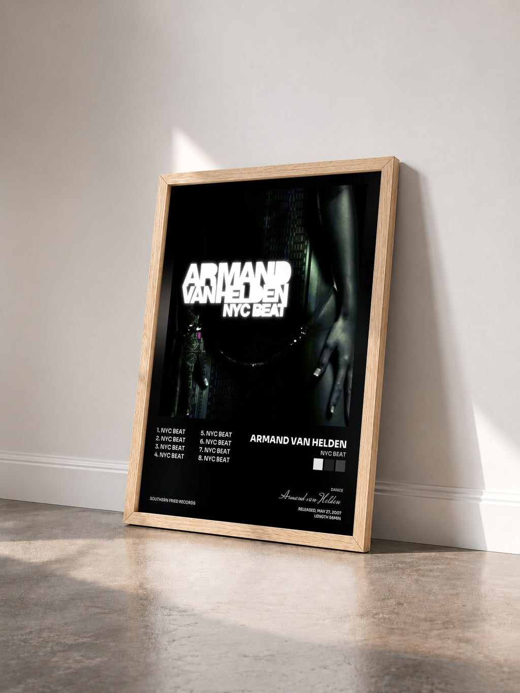 #bois Tableau de l'album NYC Beat de Armand van Helden vu de trois quarts, cadre en bois brut
