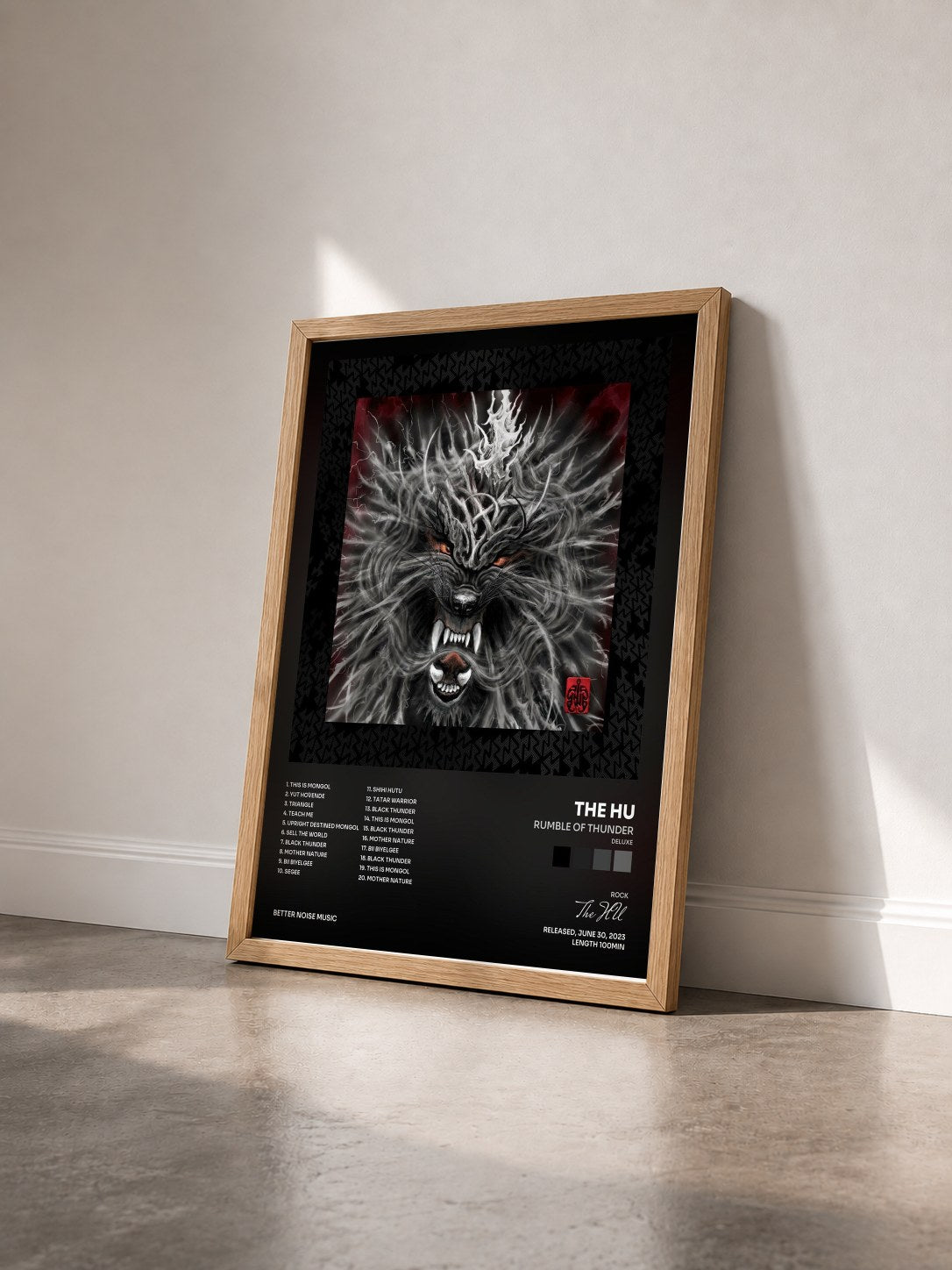 #bois Tableau de l'album Rumble of Thunder (Deluxe) de The HU vu de trois quarts, cadre en bois brut