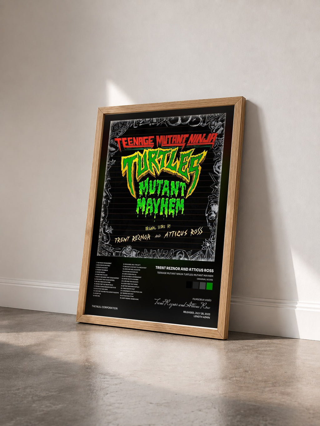 #bois Tableau de l'album Teenage Mutant Ninja Turtles: Mutant Mayhem (Original Score) de Trent Reznor and Atticus Ross vu de trois quarts, cadre en bois brut