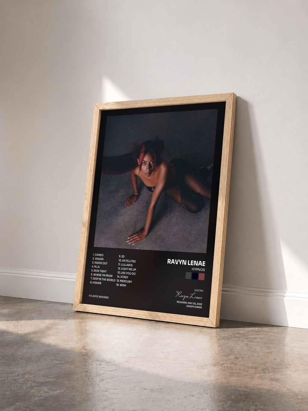#bois Tableau de l'album HYPNOS de Ravyn Lenae vu de trois quarts, cadre en bois brut