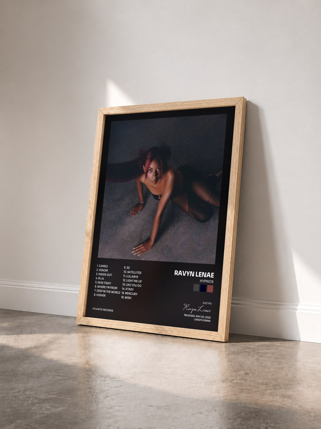 #bois Tableau de l'album HYPNOS de Ravyn Lenae vu de trois quarts, cadre en bois brut