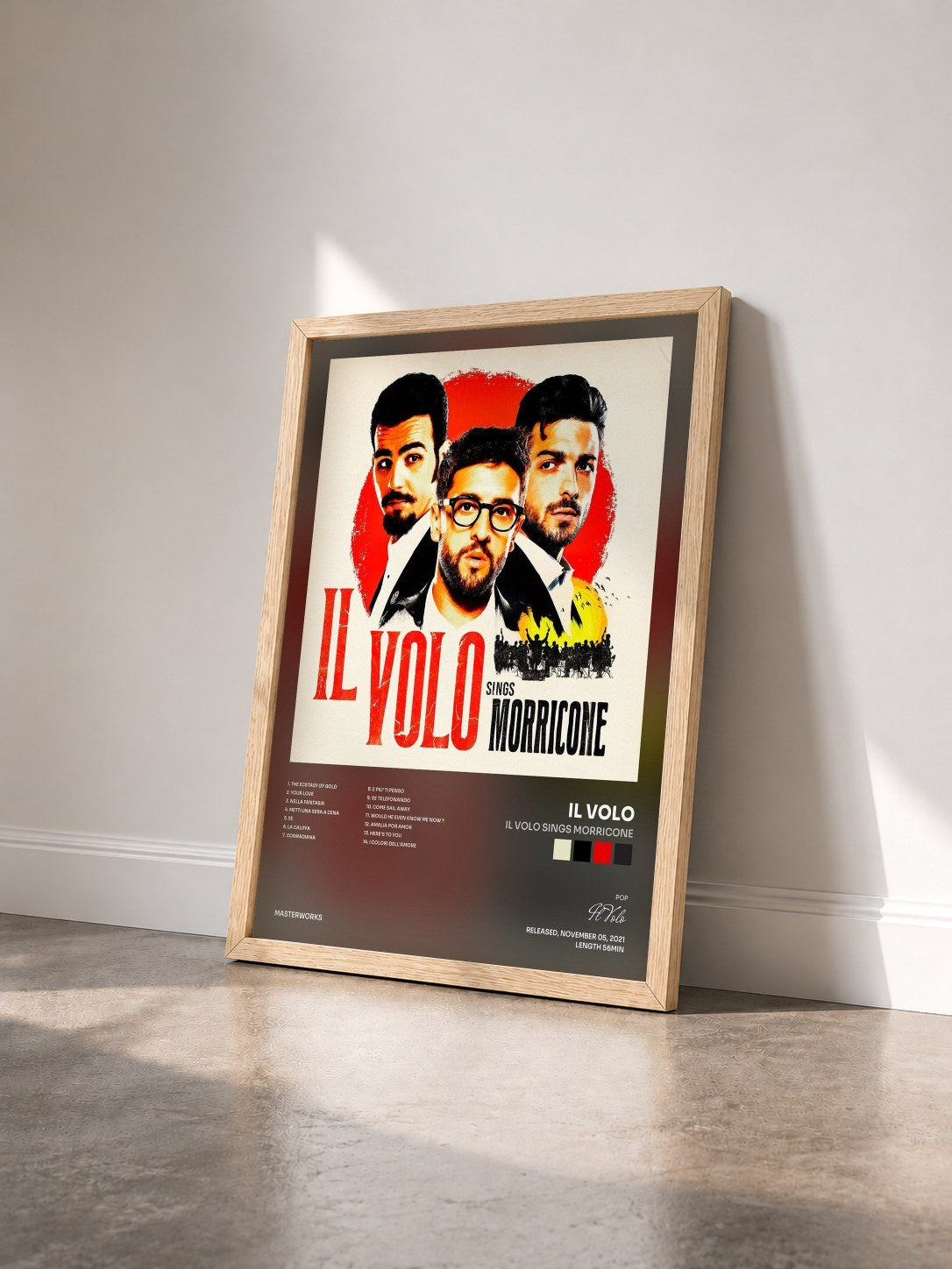#bois Tableau de l'album IL VOLO SINGS MORRICONE de Il Volo vu de trois quarts, cadre en bois brut