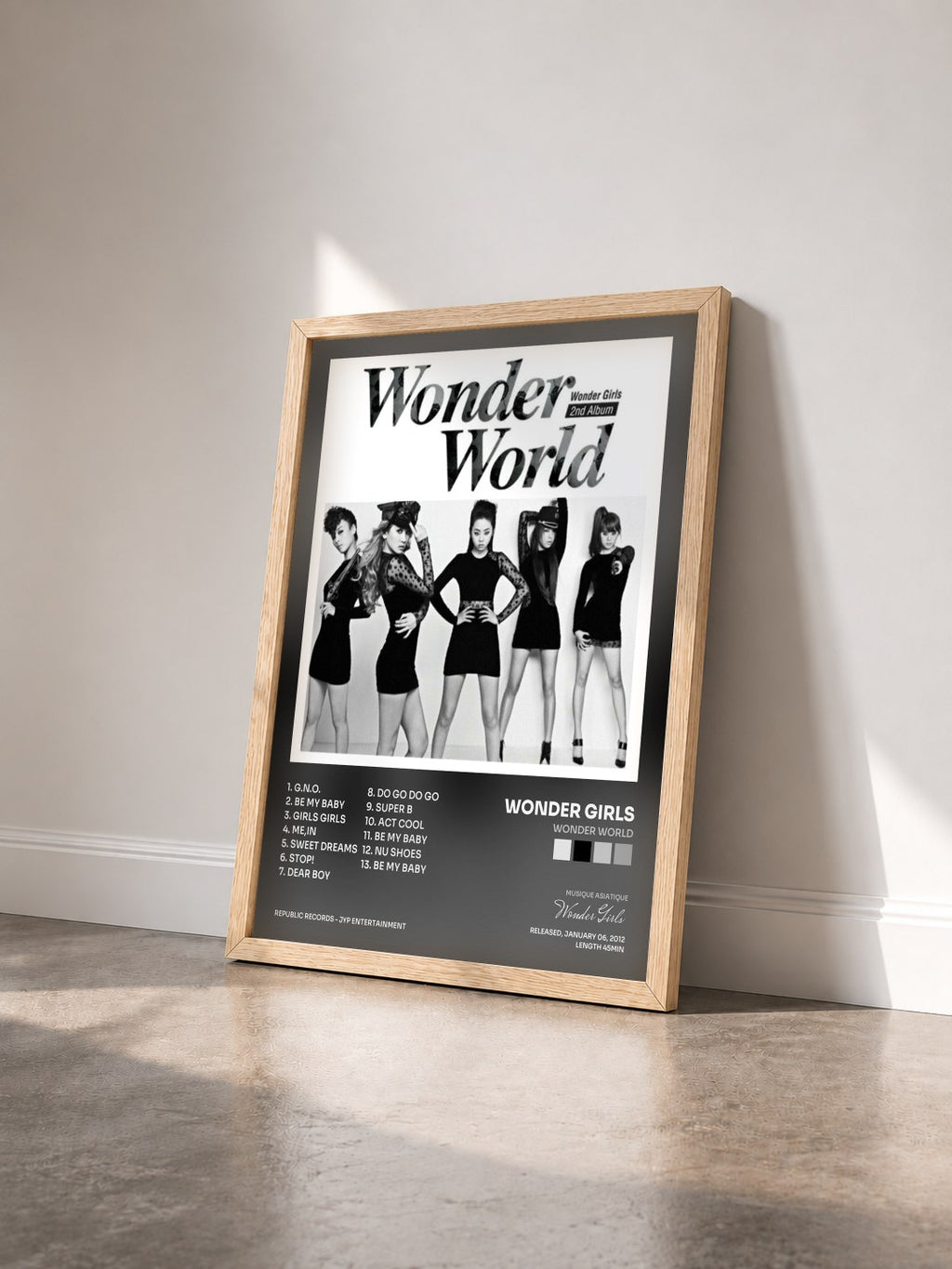 #bois Tableau de l'album Wonder World de Wonder Girls vu de trois quarts, cadre en bois brut