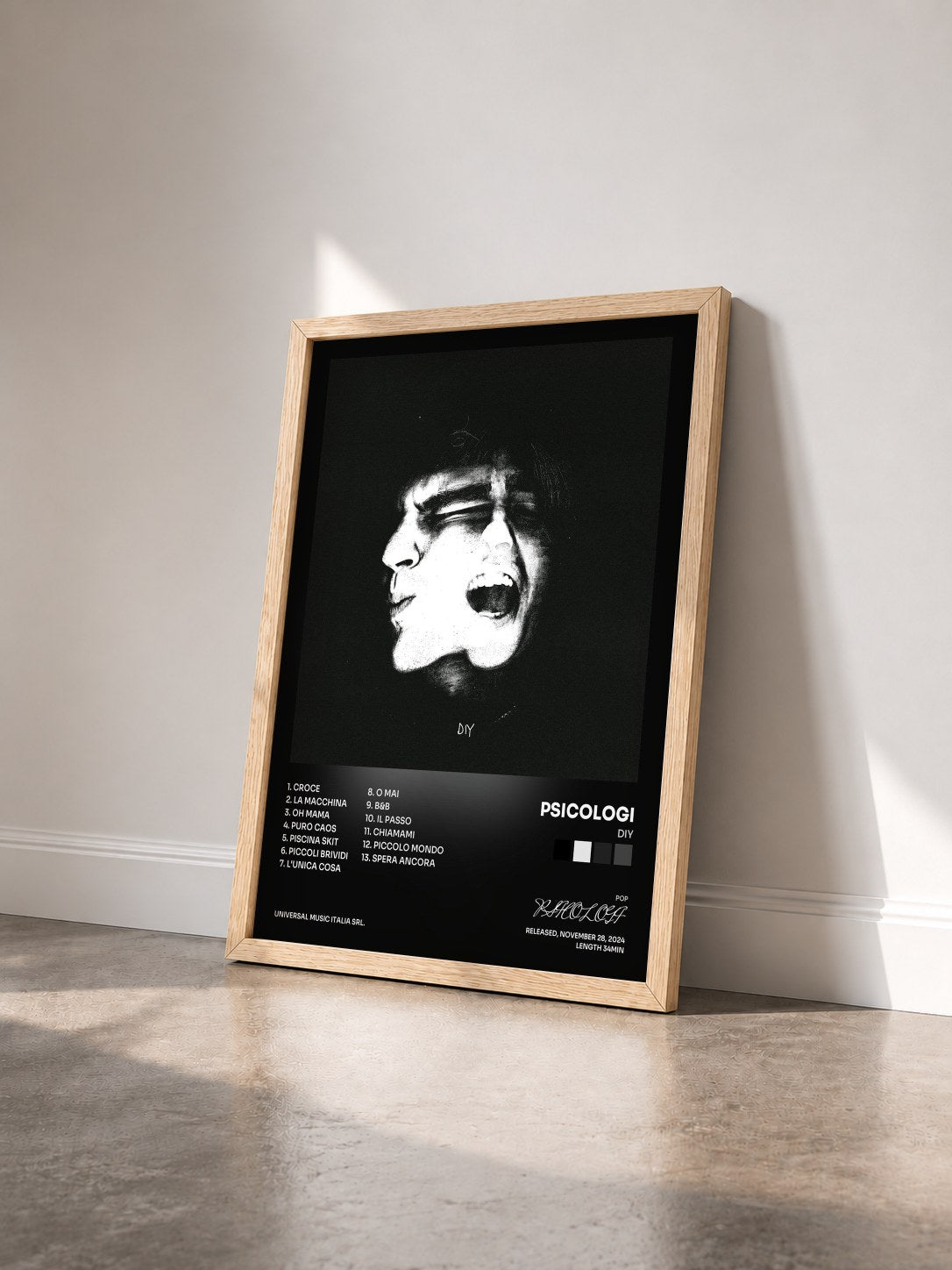 #bois Tableau de l'album DIY de PSICOLOGI vu de trois quarts, cadre en bois brut