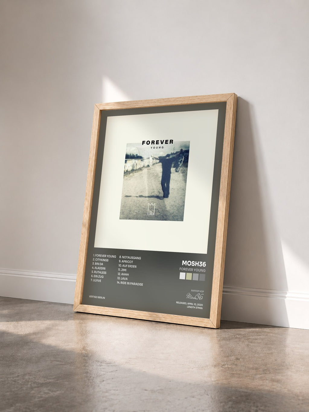 #bois Tableau de l'album Forever Young de Mosh36 vu de trois quarts, cadre en bois brut