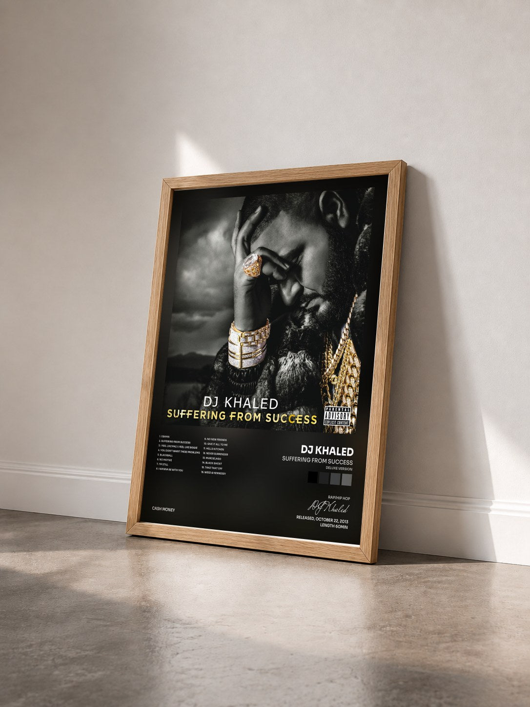 #bois Tableau de l'album Suffering From Success (Deluxe Version) de DJ Khaled vu de trois quarts, cadre en bois brut