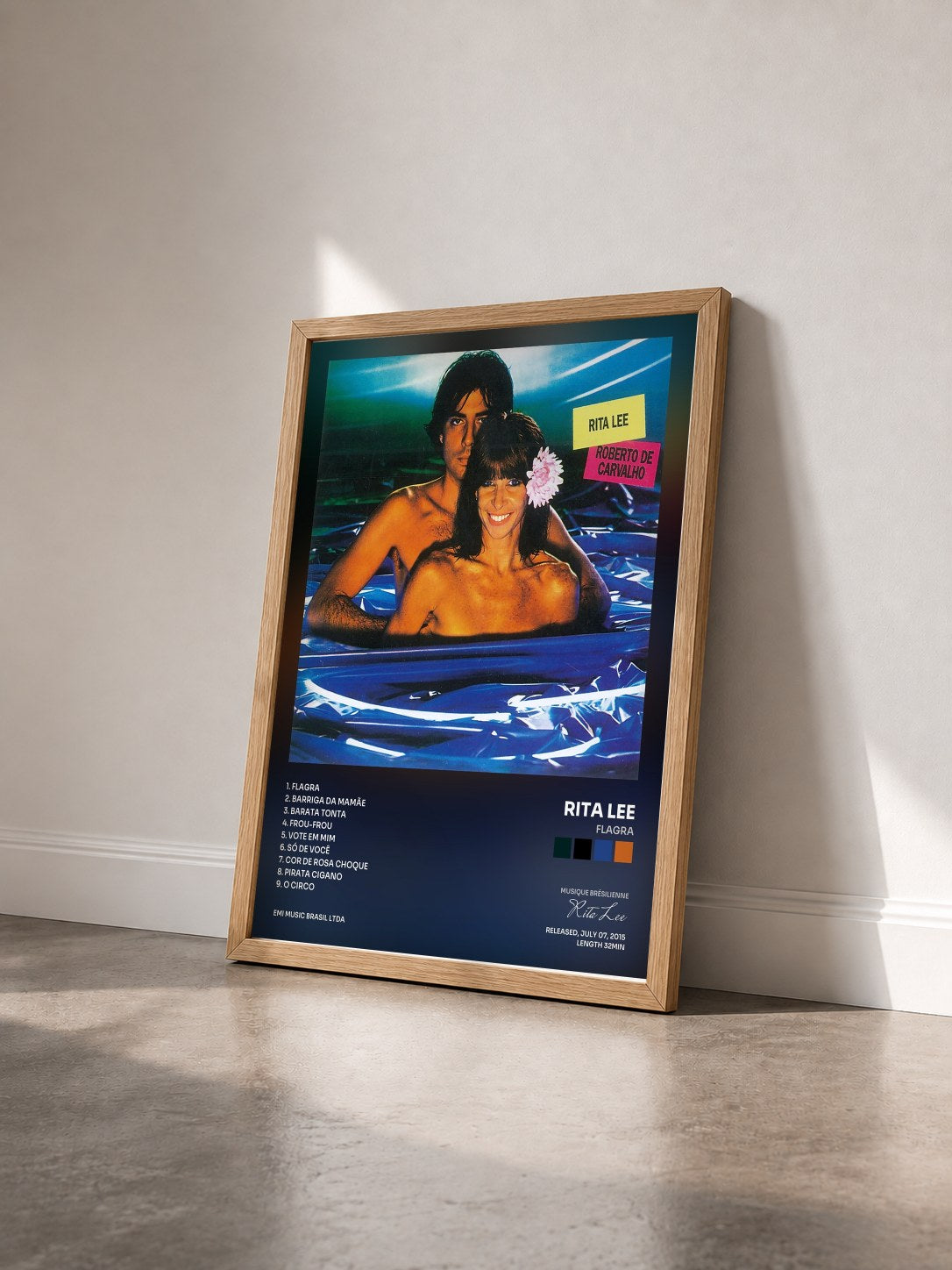 #bois Tableau de l'album Flagra de Rita Lee vu de trois quarts, cadre en bois brut