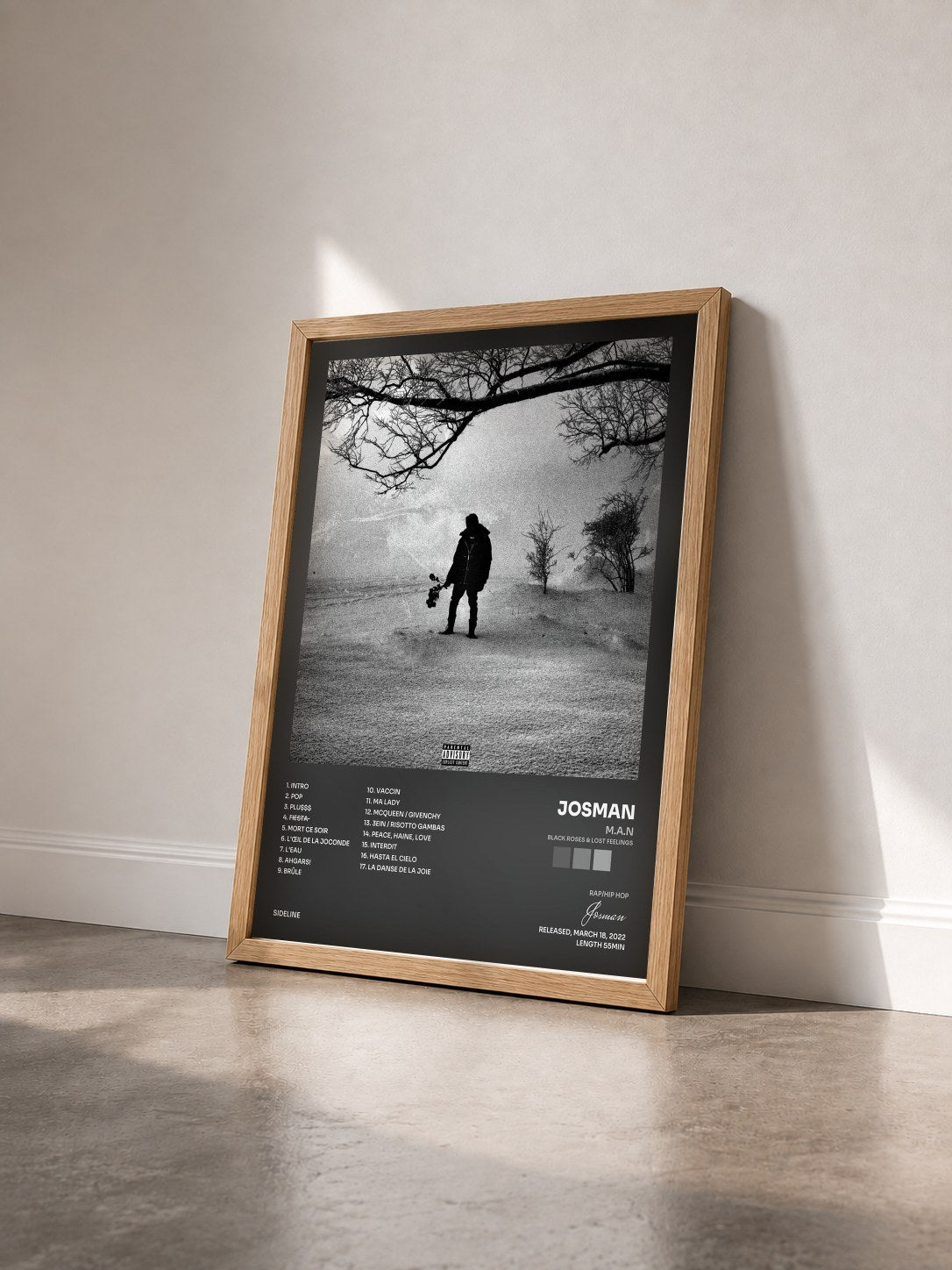 #bois Tableau de l'album M.A.N (Black Roses & Lost Feelings) de Josman vu de trois quarts, cadre en bois brut