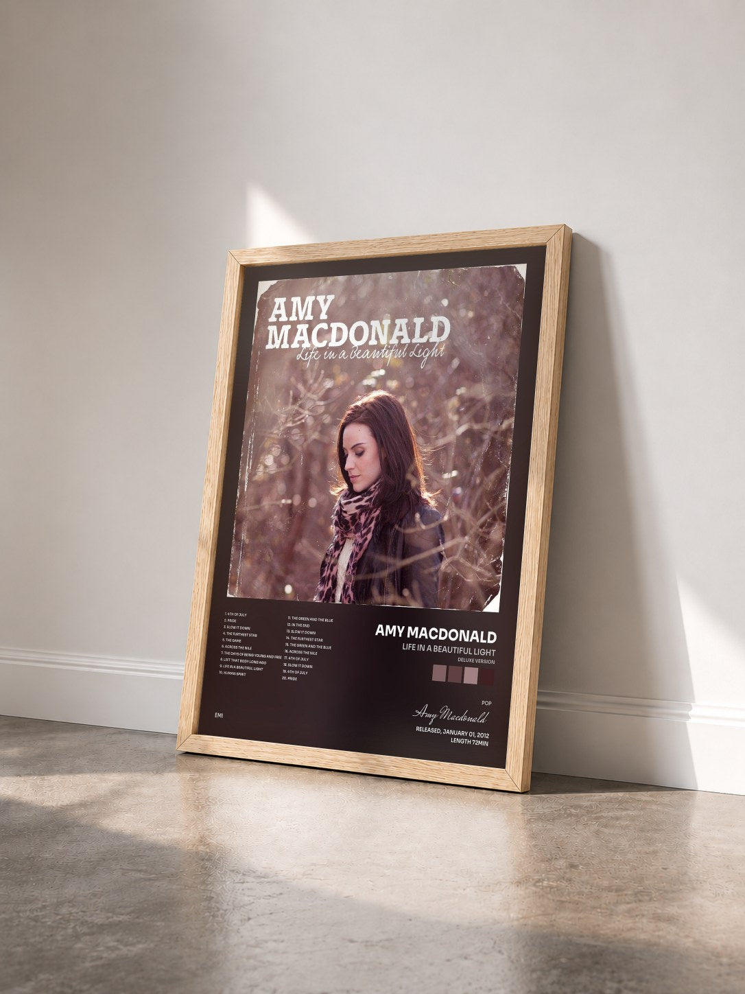 #bois Tableau de l'album Life In A Beautiful Light (Deluxe Version) de Amy Macdonald vu de trois quarts, cadre en bois brut