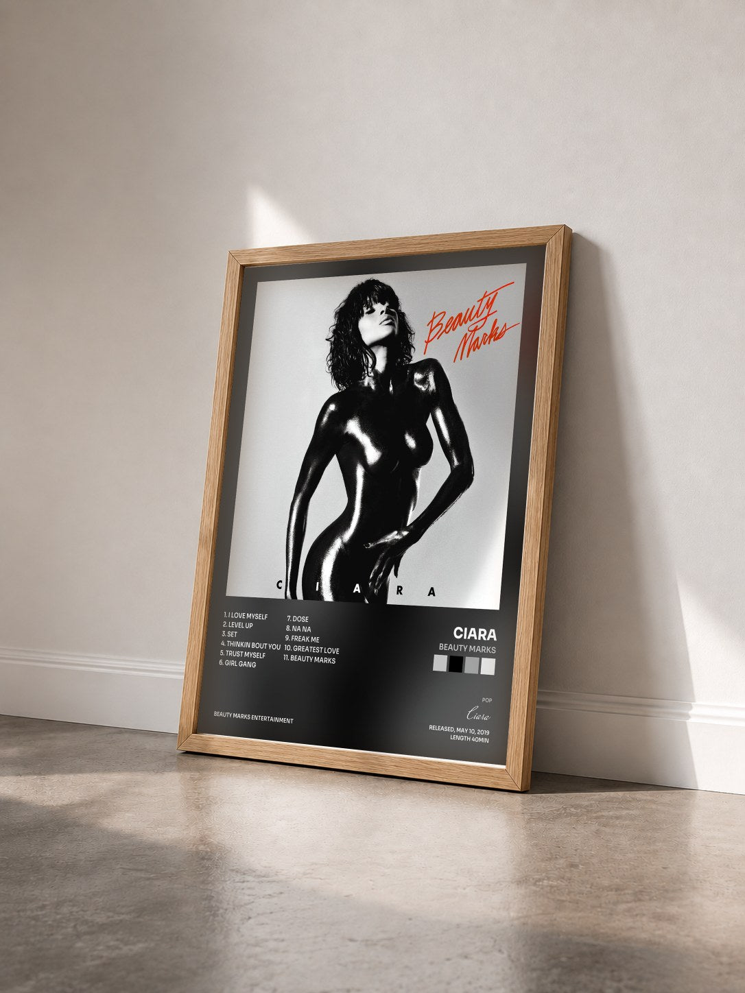 #bois Tableau de l'album Beauty Marks de Ciara vu de trois quarts, cadre en bois brut
