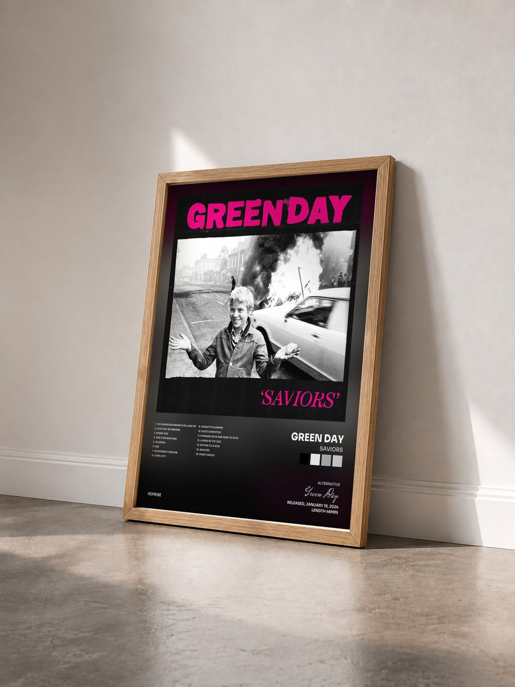 #bois Tableau de l'album Saviors de Green Day vu de trois quarts, cadre en bois brut
