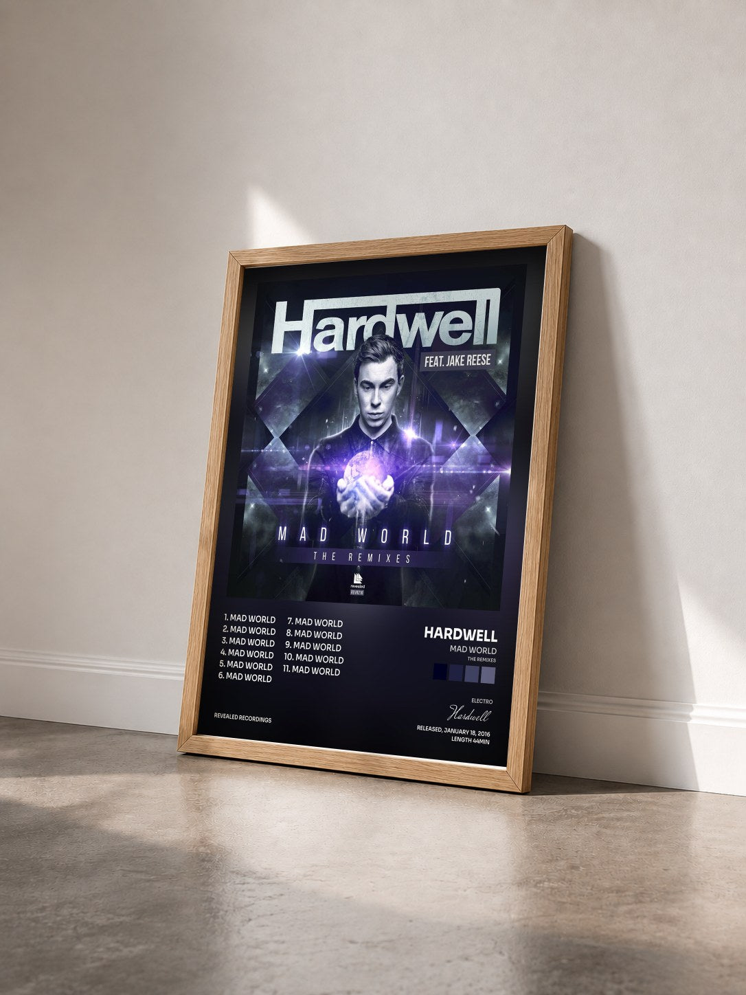#bois Tableau de l'album Mad World (The Remixes) de Hardwell vu de trois quarts, cadre en bois brut
