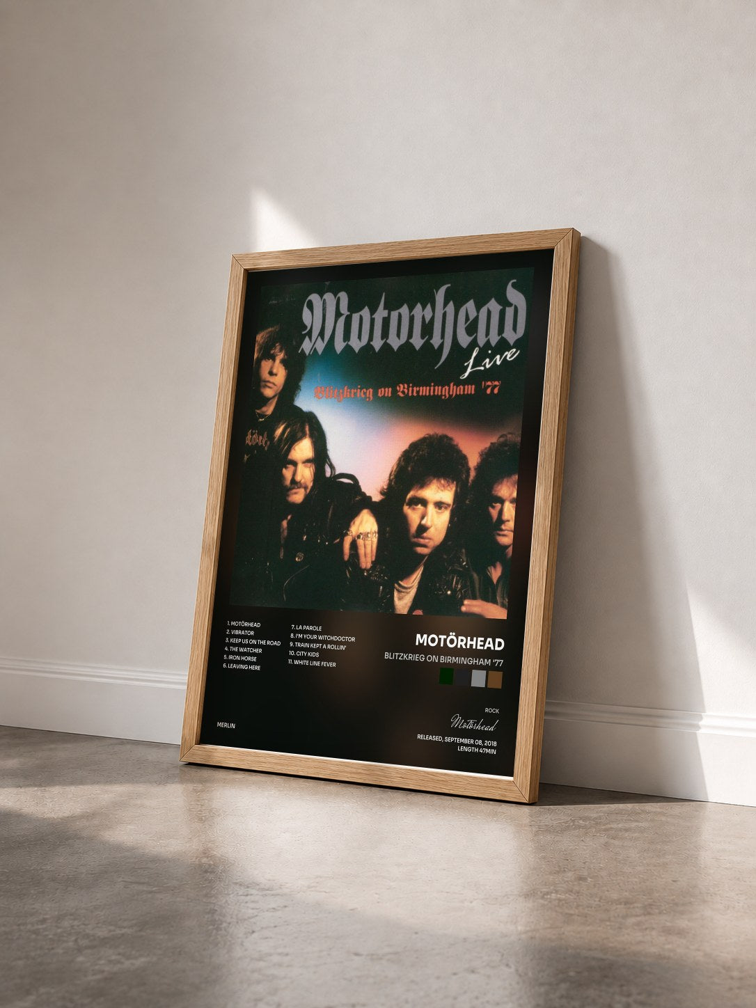 #bois Tableau de l'album Blitzkrieg on Birmingham '77 de Motörhead vu de trois quarts, cadre en bois brut