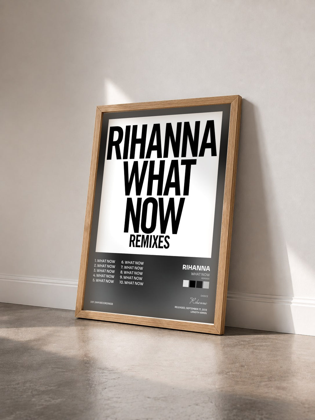 #bois Tableau de l'album What Now (Remixes) de Rihanna vu de trois quarts, cadre en bois brut