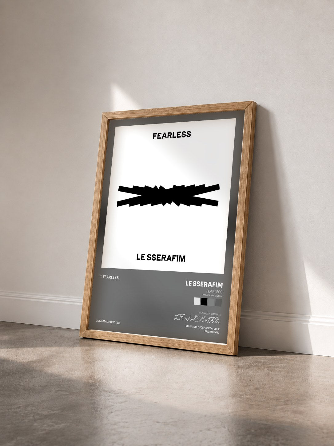 #bois Tableau de l'album FEARLESS (Japanese Version) de LE SSERAFIM vu de trois quarts, cadre en bois brut