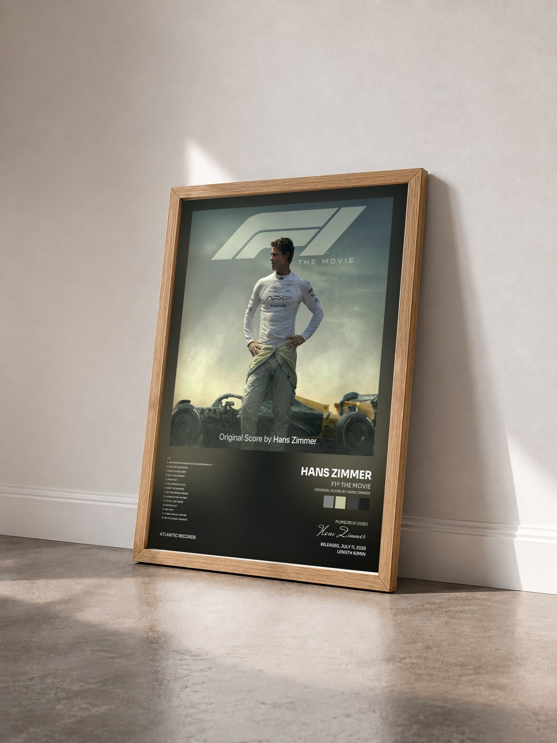 #bois Tableau de l'album F1® The Movie (Original Score By Hans Zimmer) de Hans Zimmer vu de trois quarts, cadre en bois brut