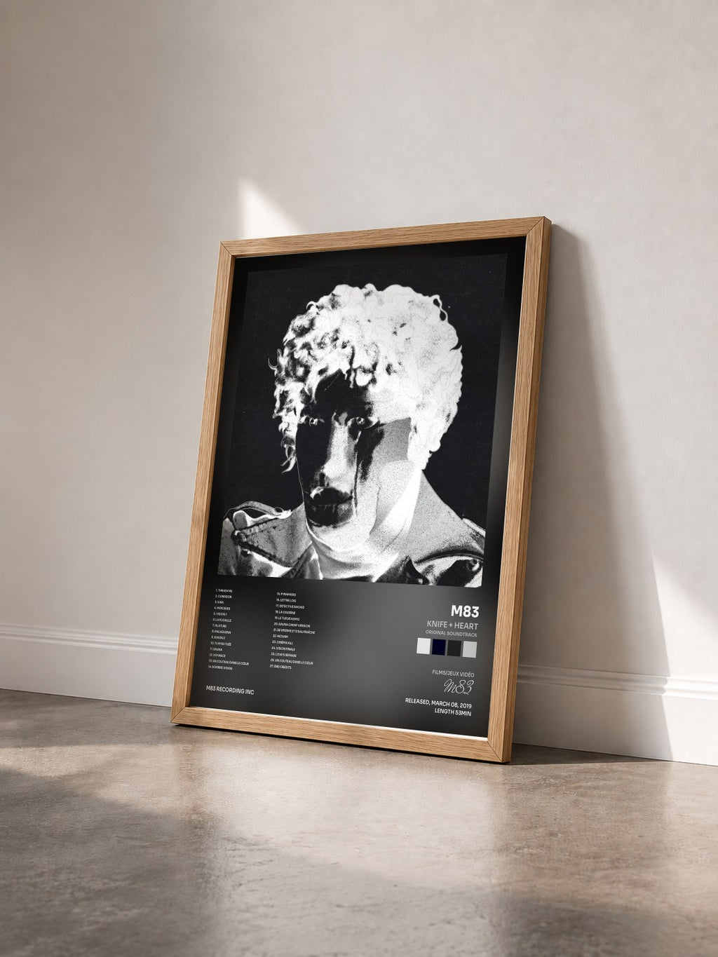 #bois Tableau de l'album Knife + Heart (Original Soundtrack) de M83 vu de trois quarts, cadre en bois brut