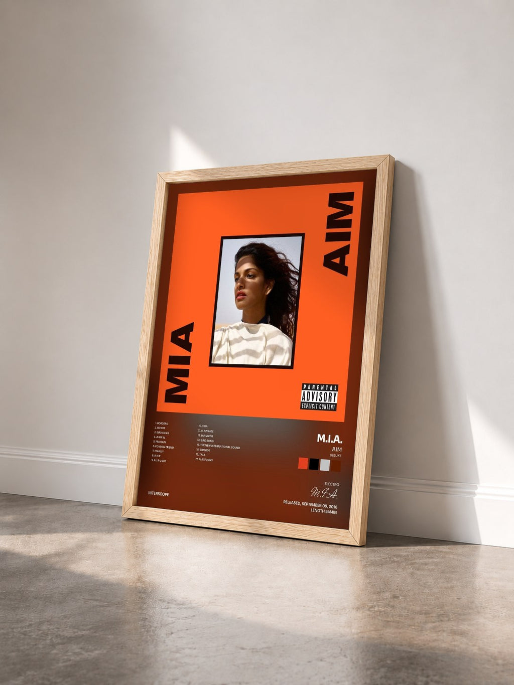 #bois Tableau de l'album AIM (Deluxe) de M.I.A. vu de trois quarts, cadre en bois brut