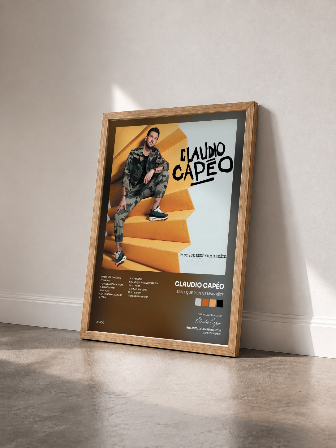 #bois Tableau de l'album Tant que rien ne m'arrête de Claudio Capéo vu de trois quarts, cadre en bois brut