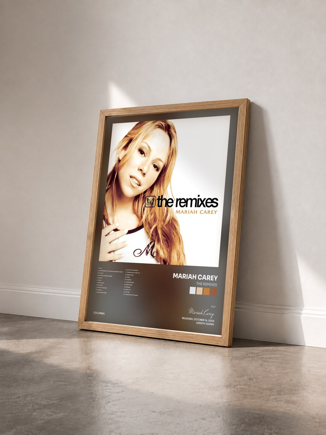 #bois Tableau de l'album The Remixes de Mariah Carey vu de trois quarts, cadre en bois brut