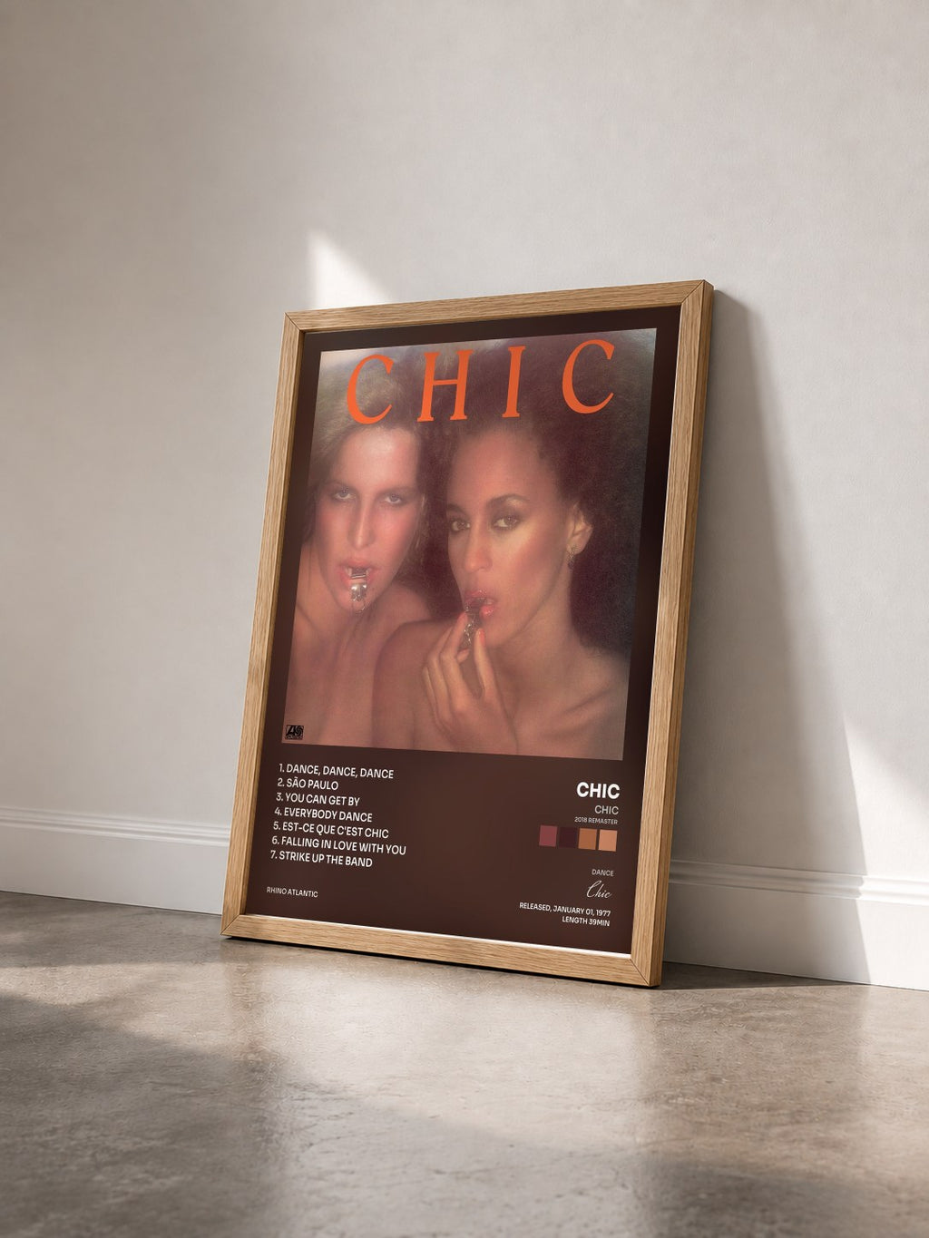 #bois Tableau de l'album Chic (2018 Remaster) de Chic vu de trois quarts, cadre en bois brut