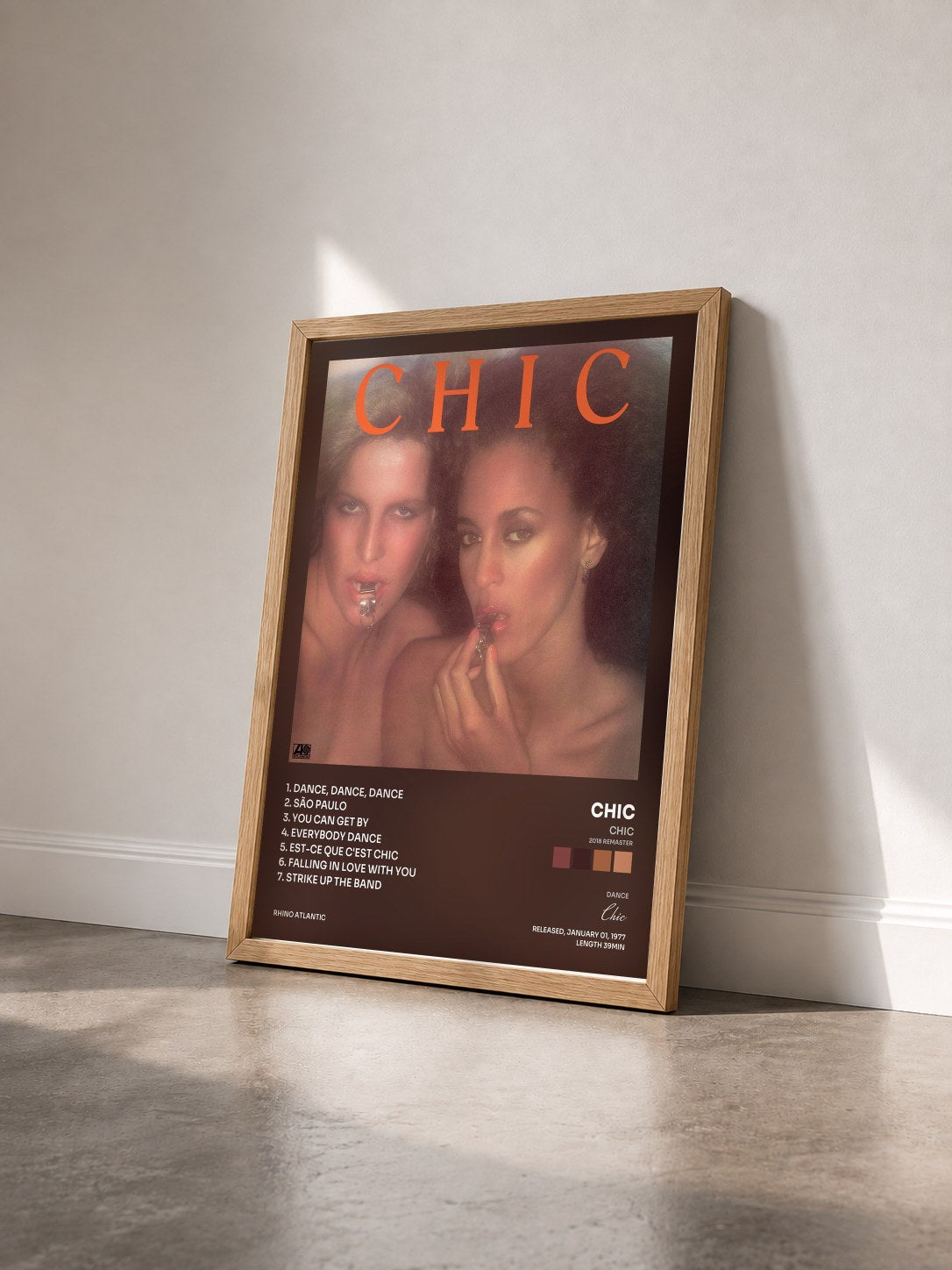 #bois Tableau de l'album Chic (2018 Remaster) de Chic vu de trois quarts, cadre en bois brut