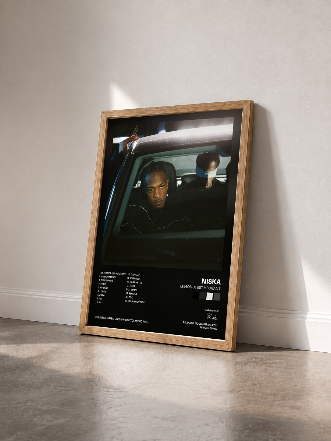 #bois Tableau de l'album Le monde est méchant de Niska vu de trois quarts, cadre en bois brut