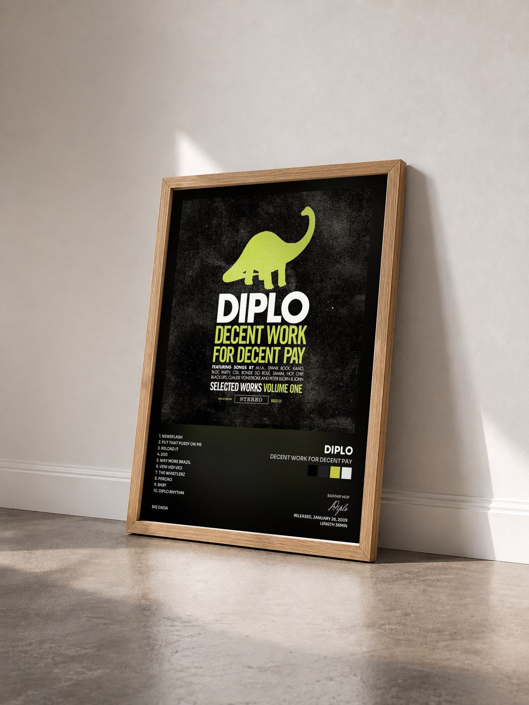 #bois Tableau de l'album Decent Work For Decent Pay de Diplo vu de trois quarts, cadre en bois brut