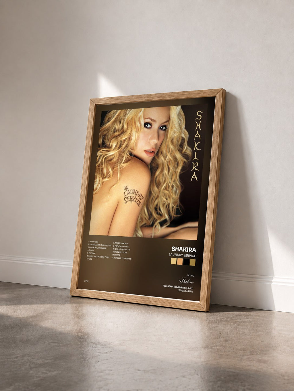 #bois Tableau de l'album Laundry Service de Shakira vu de trois quarts, cadre en bois brut