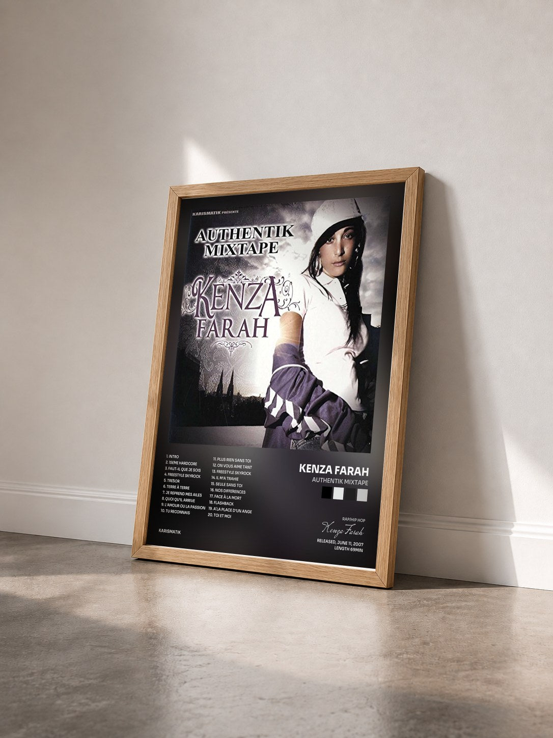 #bois Tableau de l'album Authentik Mixtape de Kenza Farah vu de trois quarts, cadre en bois brut