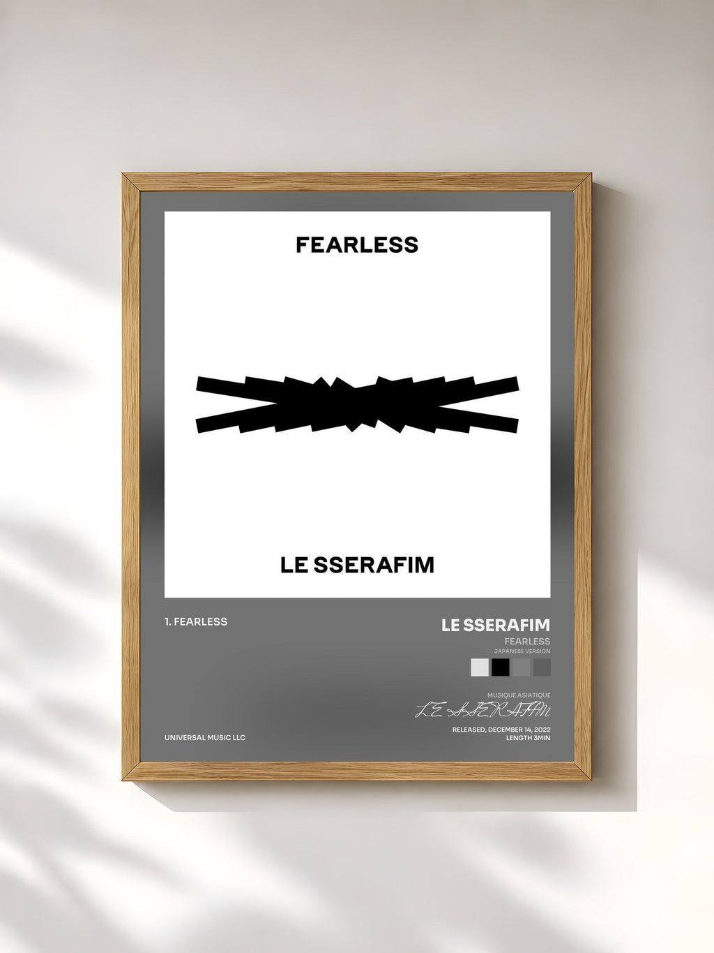 #bois Tableau de l'album FEARLESS (Japanese Version) de LE SSERAFIM, cadre en bois brut, imprimé et encadré en France