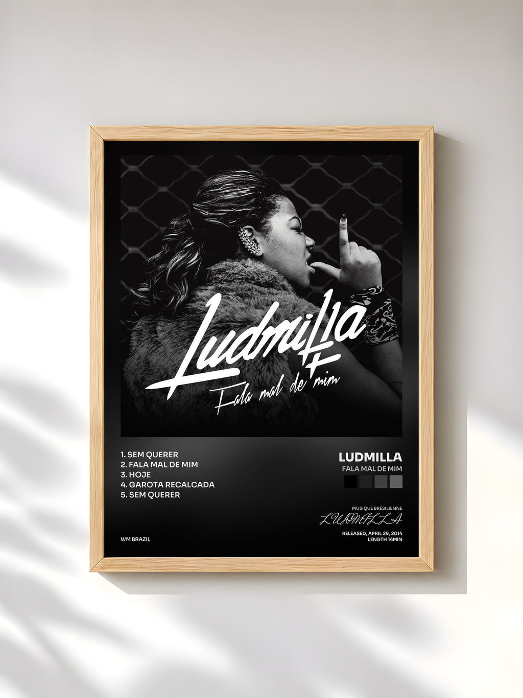 #bois Tableau de l'album Fala Mal de Mim de LUDMILLA, cadre en bois brut, imprimé et encadré en France