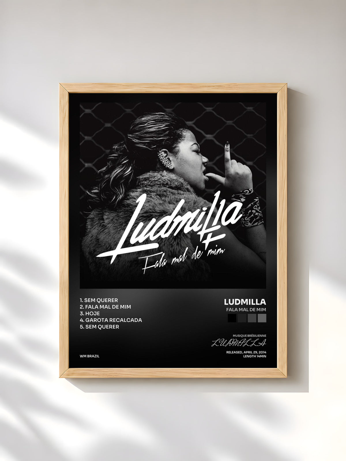#bois Tableau de l'album Fala Mal de Mim de LUDMILLA, cadre en bois brut, imprimé et encadré en France