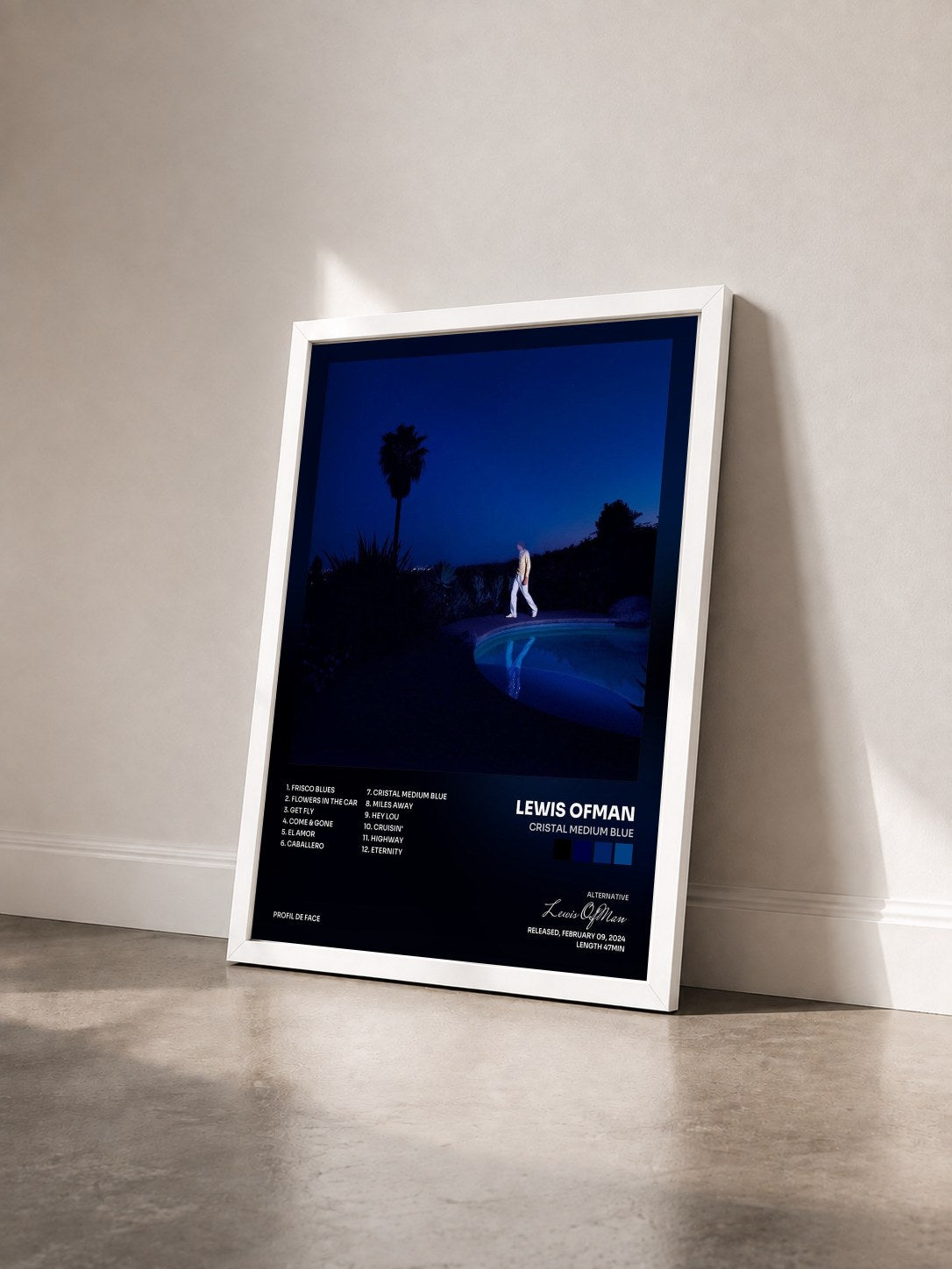 #blanc Tableau de l'album Cristal Medium Blue de Lewis OfMan vu de trois quarts, cadre blanc