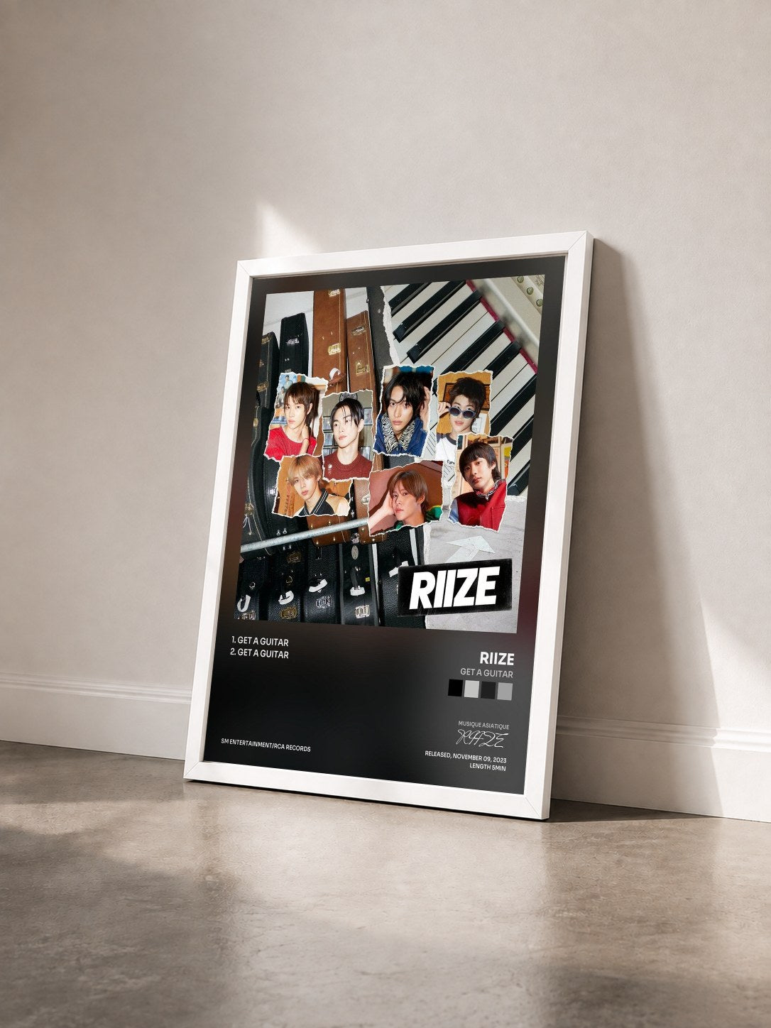 #blanc Tableau de l'album Get A Guitar de RIIZE vu de trois quarts, cadre blanc