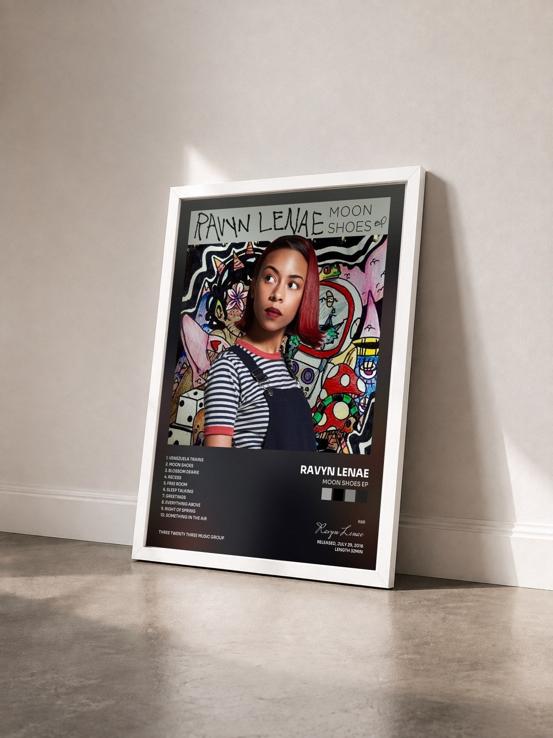 #blanc Tableau de l'album Moon Shoes EP de Ravyn Lenae vu de trois quarts, cadre blanc