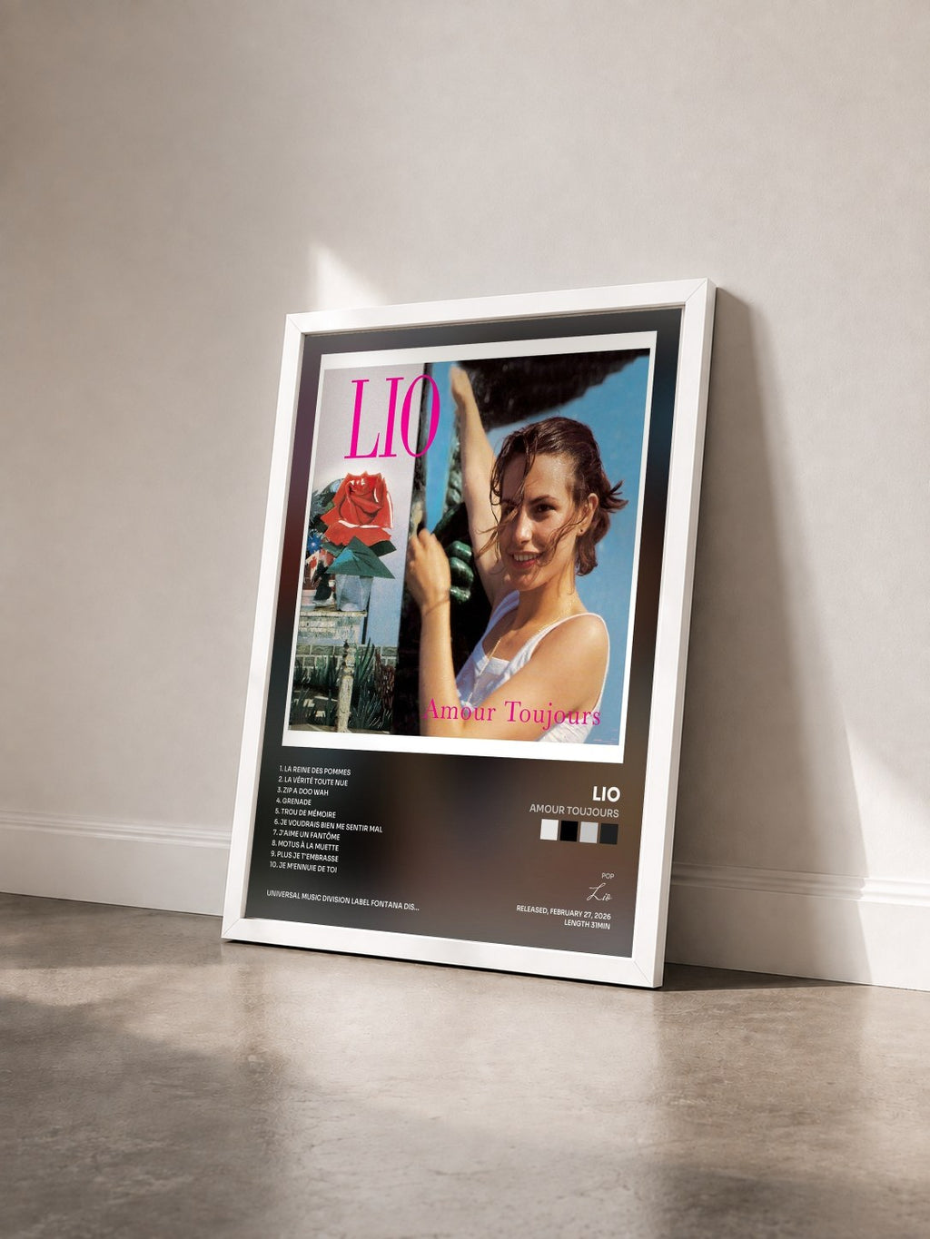 #blanc Tableau de l'album Amour toujours de Lio vu de trois quarts, cadre blanc