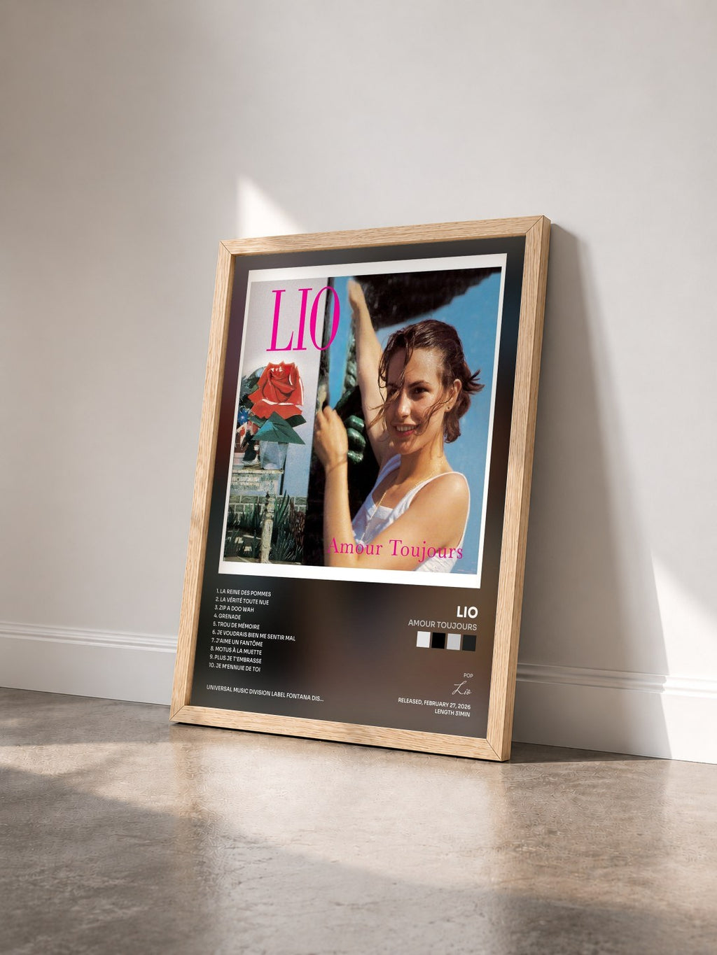 #bois Tableau de l'album Amour toujours de Lio vu de trois quarts, cadre en bois brut