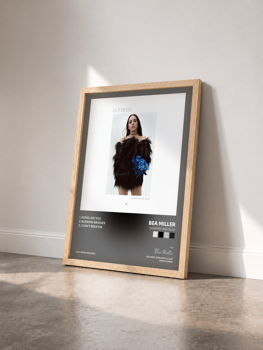 #bois Tableau de l'album chapter one: blue de Bea Miller vu de trois quarts, cadre en bois brut