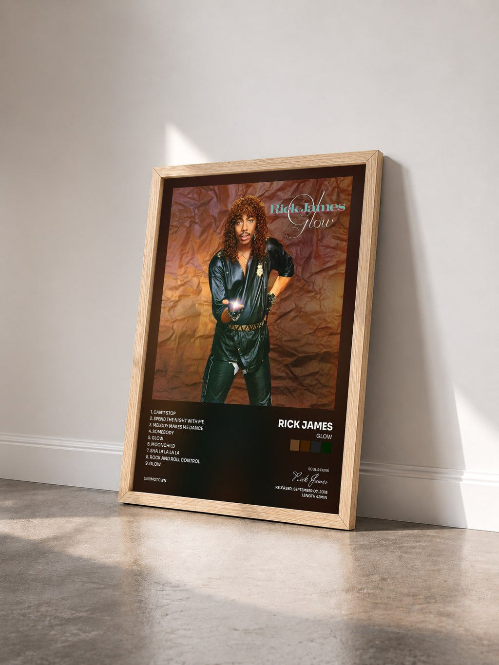#bois Tableau de l'album Glow de Rick James vu de trois quarts, cadre en bois brut