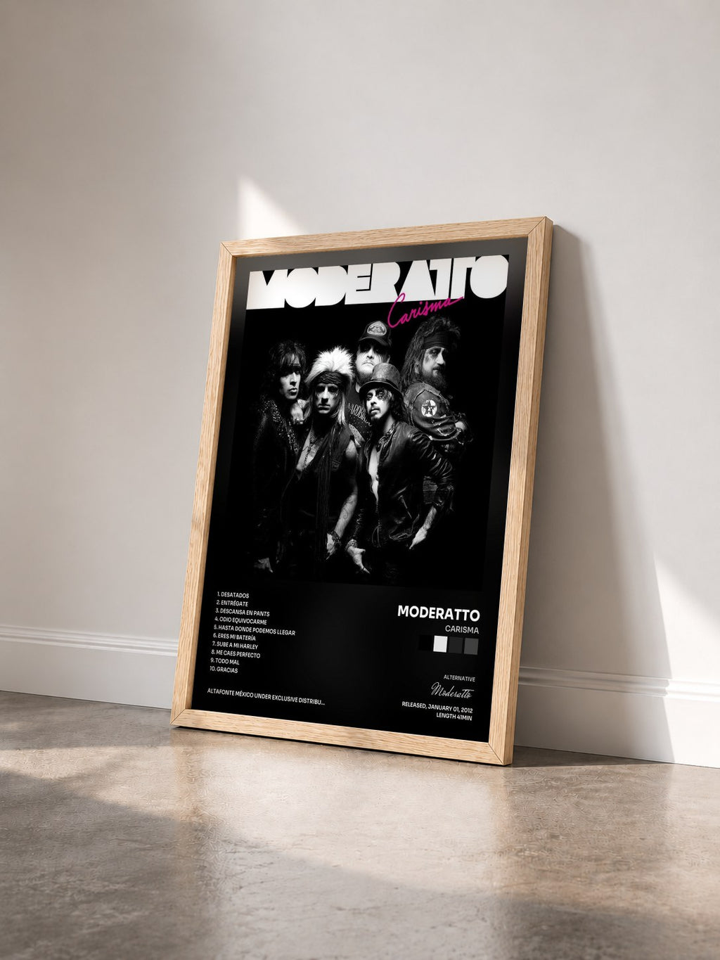 #bois Tableau de l'album Carisma de Moderatto vu de trois quarts, cadre en bois brut