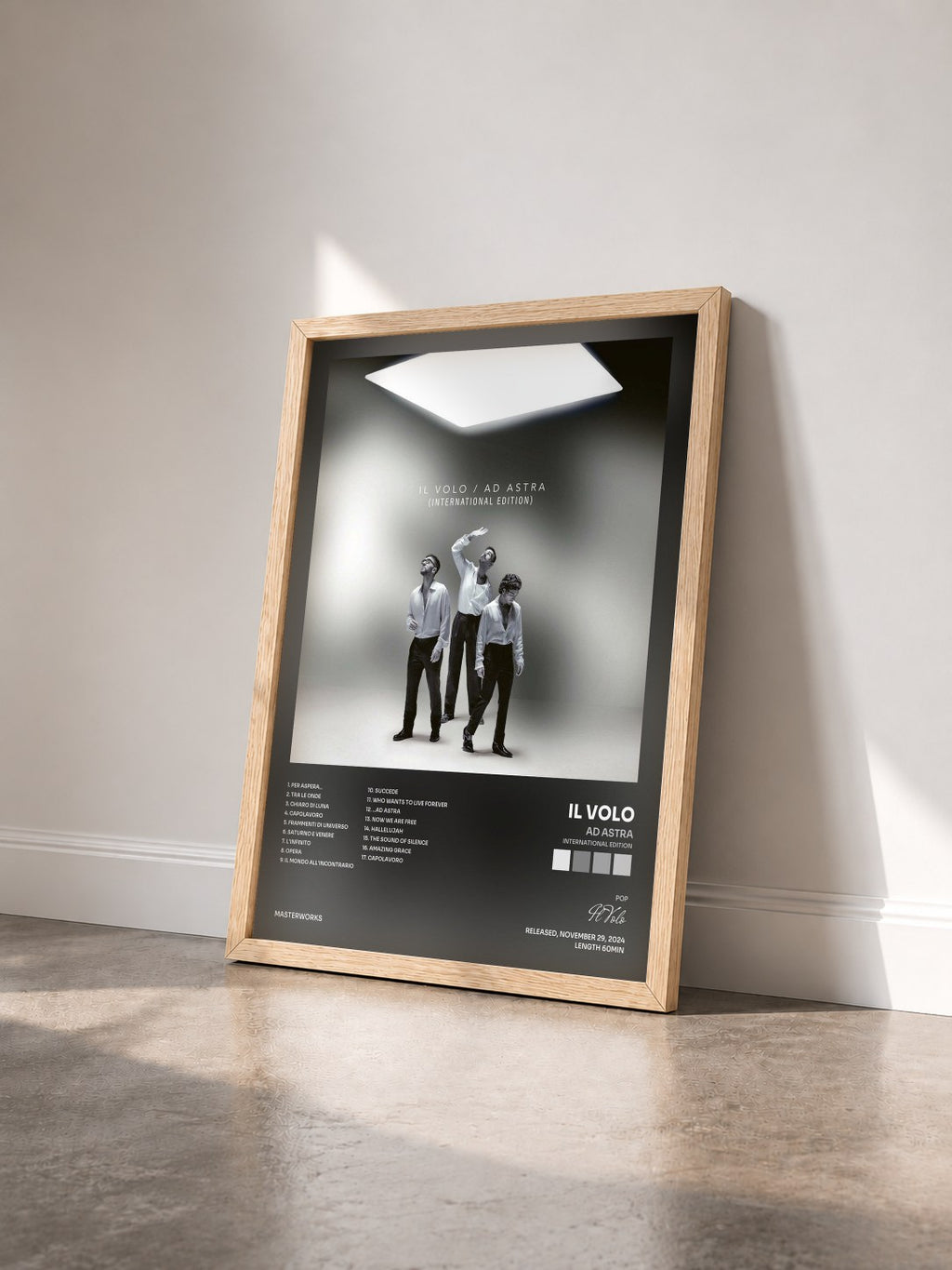 #bois Tableau de l'album Ad Astra (International Edition) de Il Volo vu de trois quarts, cadre en bois brut