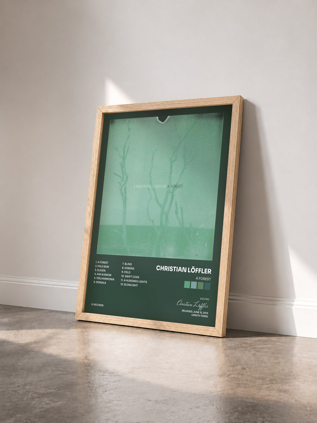 #bois Tableau de l'album A Forest de Christian Löffler vu de trois quarts, cadre en bois brut